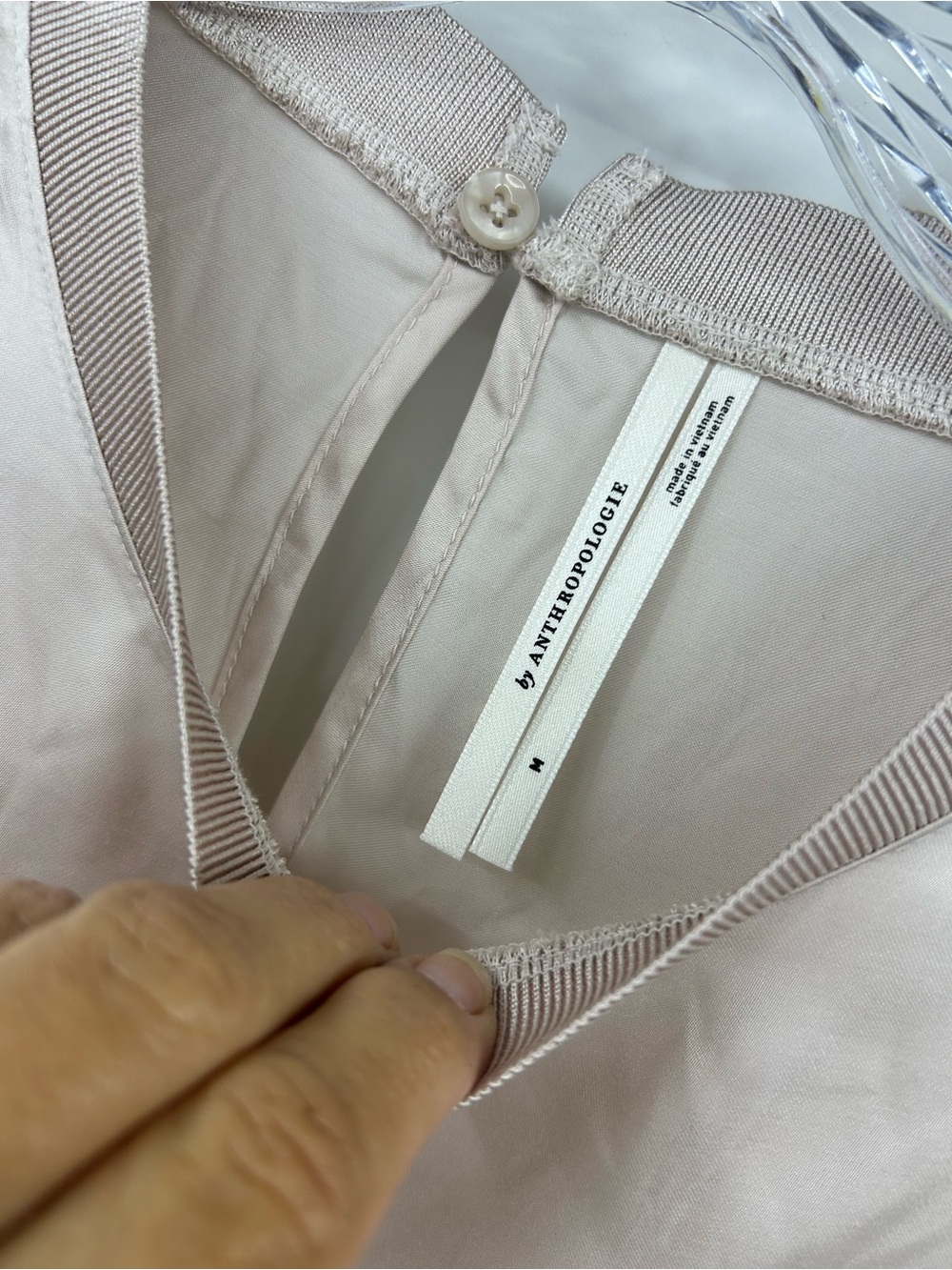By Anthropologie Women’s Ivory Viscose Short Sleeve Satin Blouse Keyhole Size M - Picture 3 of 6